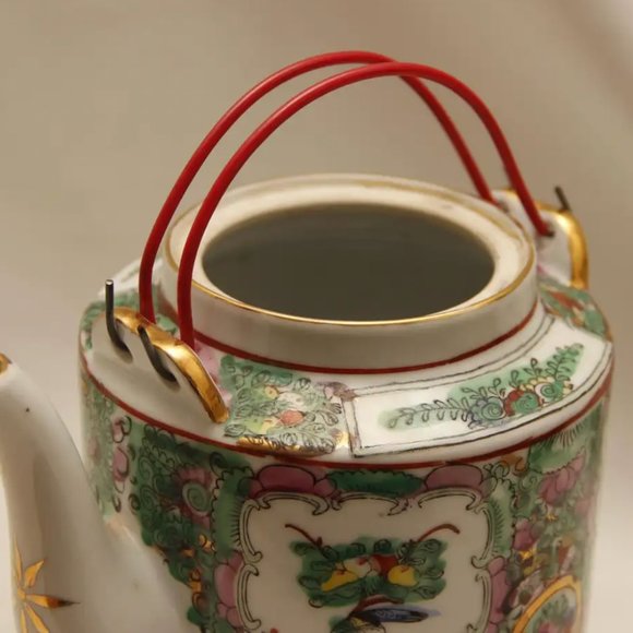 A Famille Rose Teapot with the Medallion design--Gorgeous - Picture 4 of 6